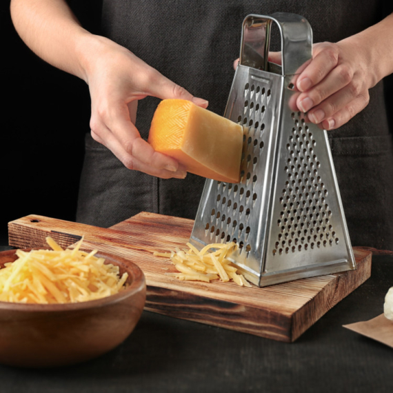 Više nećete rendati sir! Jedna mama pokazala sjajan trik za sečenje - nikad vam ovo ne bi palo na pamet (VIDEO)
