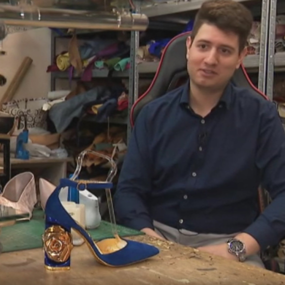 Aleksandar je sa 13 godina ušao u SVET OBUĆARSTVA! Na Nedelji mode u Parizu predstavio cipele od 17.000 EVRA, a evo kako je sve počelo (VIDEO)