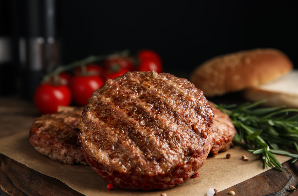 Napravljena NAJVEĆA PLJESKAVICA NA SVETU! Teška je 86 kilograma i veća od dva metra! Leskovac ovih dana obara rekorde... (VIDEO)