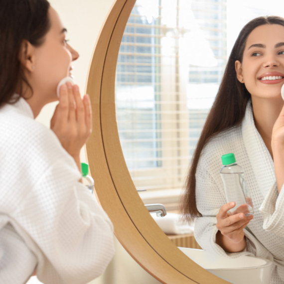 4 načina na koja možete koristiti MICELARNU VODU: Nije samo za skidanje šminke