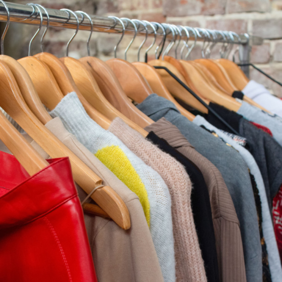 U radnji polovne odeće kupili su džemper od 24 EVRA, a nisu ni slutili da drže PRAVO BLAGO U RUKAMA: Od cene ostali u čudu! (VIDEO)