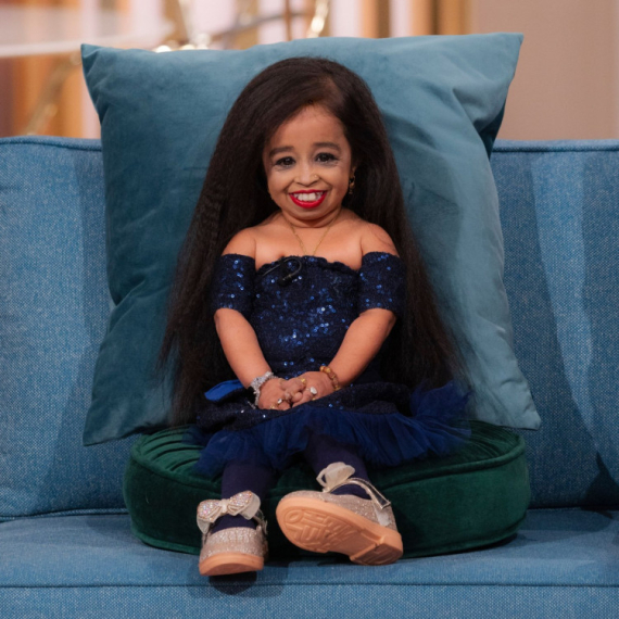 Ona je najmanja žena na svetu; Visoka je samo 62cm, nikada se nije poljubila, a zbog OVOGA joj je posebno teško