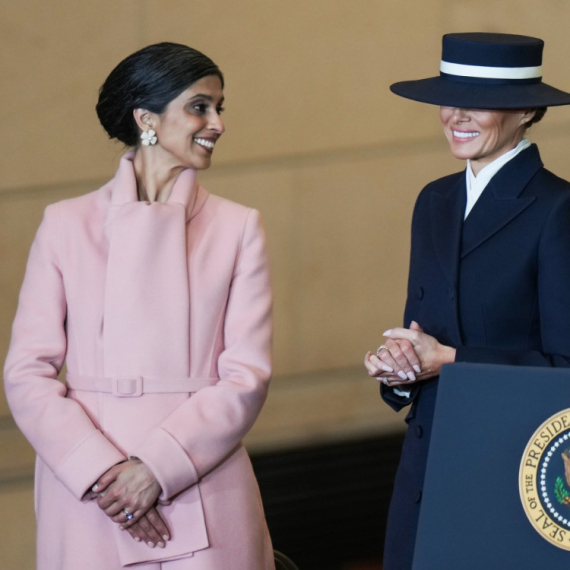 Ona je Melaniji Tramp NAJVEĆA KONKURENCIJA, ali i veliki SAVEZNIK! Ko je DRUGA DAMA AMERIKE Uša Vens? Ističe sedu kosu i prirodan izgled...