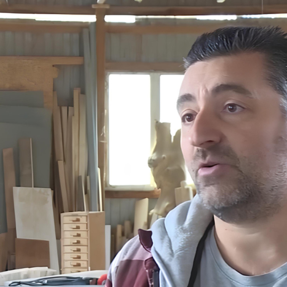 DRVO JE KAO ČOVEK RATNIK... Stolar Miroljub se iz inostranstva vratio u rodne Batince, gde sada pravi najlepše komade nameštaja, ikone i mnoge druge stvari