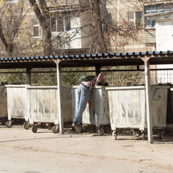 Godinama se hrani iz KONTEJNERA, a ima brdo para! Sofi tvrdi da svu ušteđevinu troši na OVO (FOTO/VIDEO)