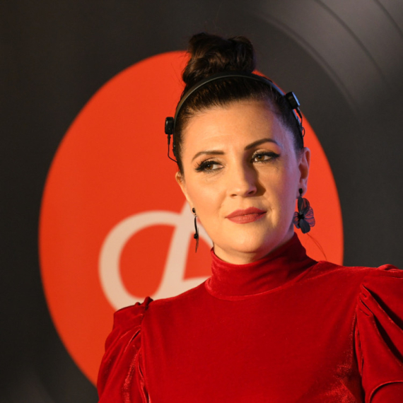 "Znam da mi je Angelina ŠAPNULA melodiju": Naša pevačica snimila pesmu posvećenu devojčici nastradaloj u RIBNIKARU!