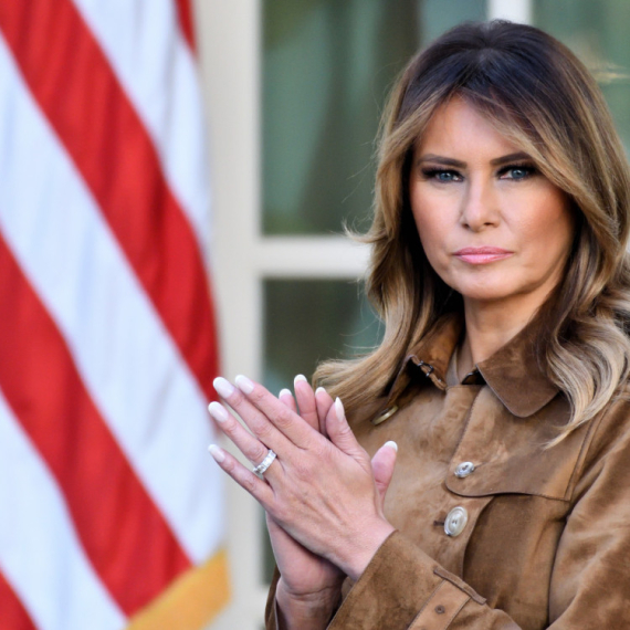 Saradnici Melanije Tramp otkrili kako se PRVA DAMA ponaša kada je ne snimaju kamere: Uporedili je sa KRALJICOM ELIZABETOM!