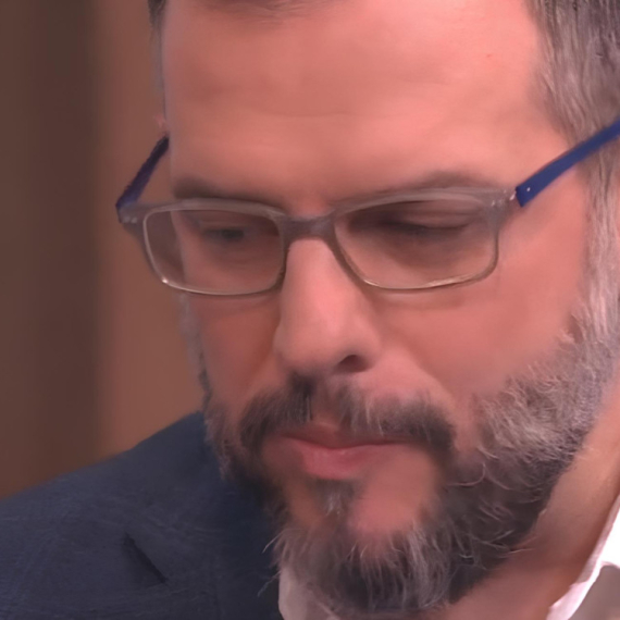 VODITELJ PRVE UŽIVO PROBAO KEKSIĆE OD INSEKATA! Njegova reakcija je neprocenjiva (VIDEO)