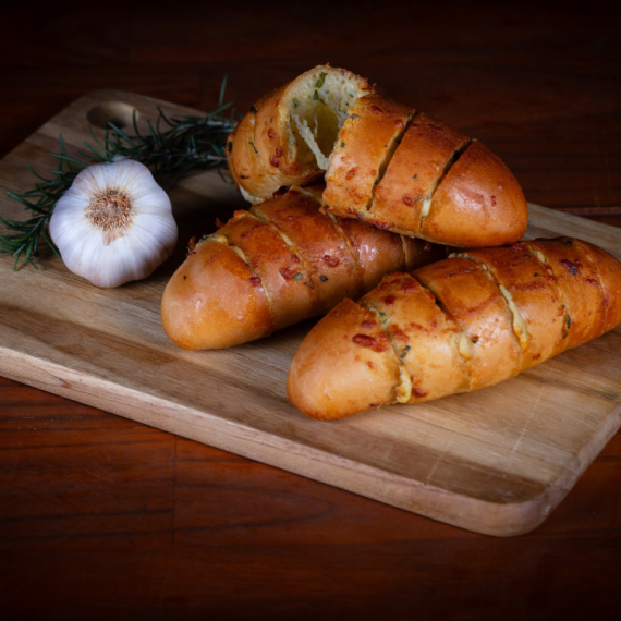 Mekane kao duša! Evo kako da napravite DOMAĆE KIFLE sa belim lukom (VIDEO)