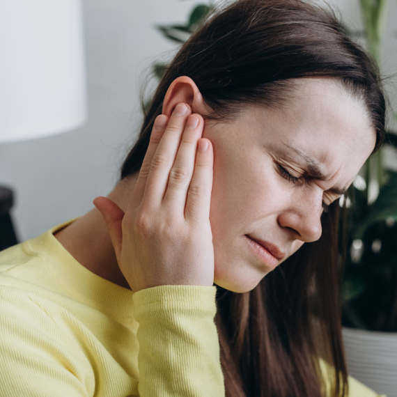 NIKAKO nije dobro da stavljate BELI LUK U UPALJENO UVO - tvrdi doktorka! Evo šta prvo treba uraditi kada imamo upalu...