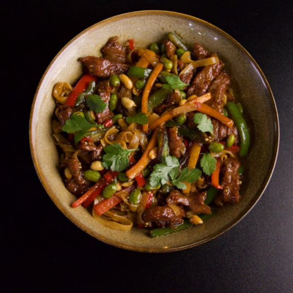 Stir-fry sa edamameima i velvetovanim ramstekom