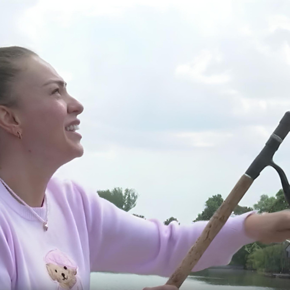 Ovu poznatu PEVAČICU smo vodili NA PECANJE i evo kako se snašla sa CRVIĆIMA: "Pazi da se ne ubodeš!" (VIDEO)