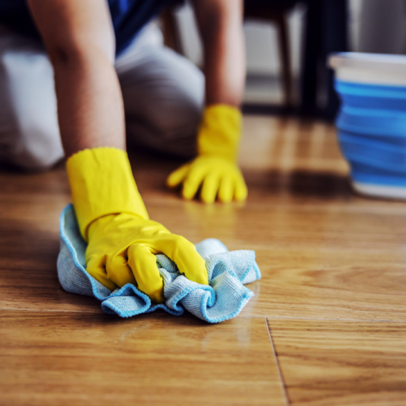 Većina ljudi POGREŠNO čisti laminat i tako ga nesvesno UNIŠTAVA: Evo gde grešite