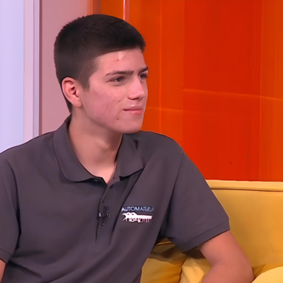 Osim što važi za jednog od najmlađih auto-mehaničara u Srbiji, pravi je KAVALJER! Nikola doneo voditeljki buket cveća, pa podelio KAKO je otkrio svoj poziv!