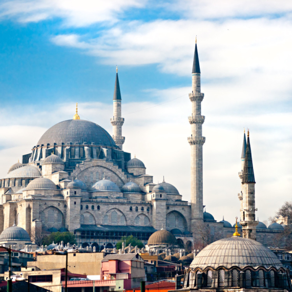 Danas je Kurban-bajram: Muslimanski vernici obeležavaju prvi dan jednog od najvažnijih islamskih praznika