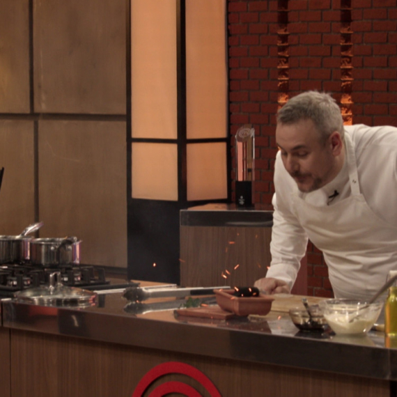 U kuhinji "MasterChefa" STIGAO BOŽIĆ? Šta su to takmičari morali DA ZAPALE? "Koliko varnica - toliko parica"