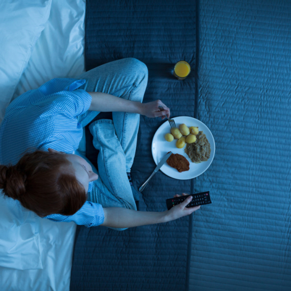 PET NAMIRNICA koje treba izbegavati PRE SPAVANJA: Nutricionisti tvrde da zadnji obrok treba da bude ovakav...