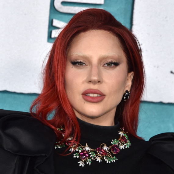 Lejdi Gaga plakala na sceni: Verenik je ostavio bez reči (VIDEO)