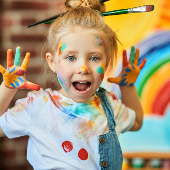 Crteži mogu da otkriju ono što dete skriva od vas: Dobro pogledajte veličinu i položaj figura, lica...