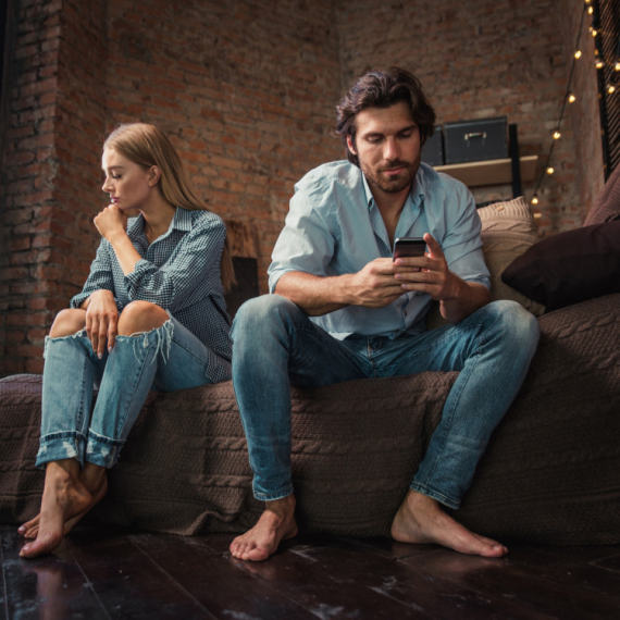 Ako muškarac počne da se ODLJUBLJUJE, govoriće ovih 11 fraza