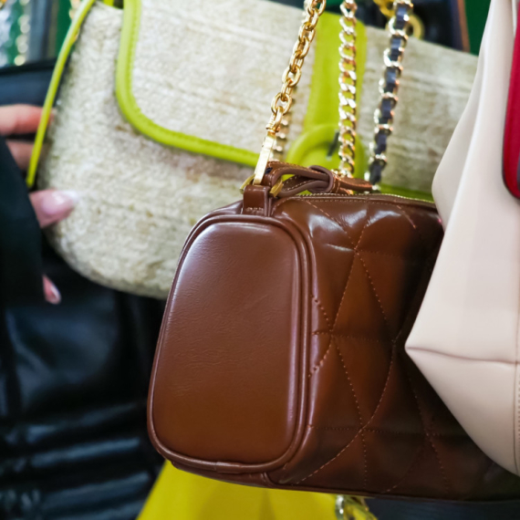 "Nadam se da je sada dobro" Žena je u prodavnici polovnih stvari pronašla PORUKU koja u sebi nosi mnogo TUGE!