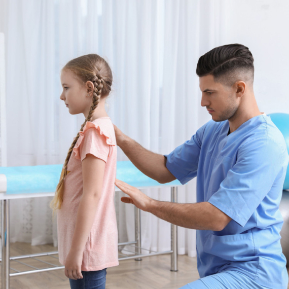 Sve više dece ima problem sa KIČMOM i držanjem! Pedijatar daje KLJUČNE savete kako to sprečiti