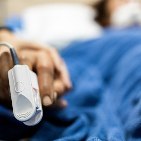 Mislila je da se zauvek OPRAŠTA od pacijenta koji je preminuo, a onda je ČULA NJEGOV GLAS! Neobična ispovest medicinske sestra zapanjila sve!