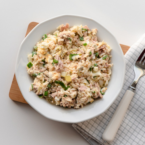 Čak i kada ste u žurbi, ovu SALATU OD TUNJEVINE ćete sigurno stići da napravite i pojedete u slast!