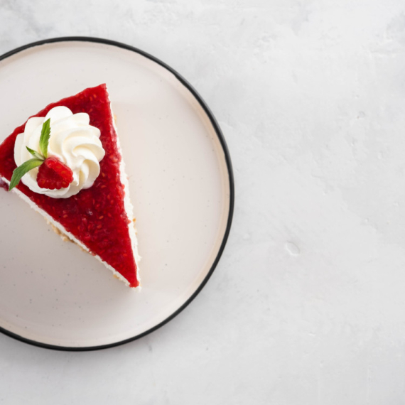 Smrznuti dezert od kokosa i jagoda - savršeni slatki zalogaj, spreman očas posla