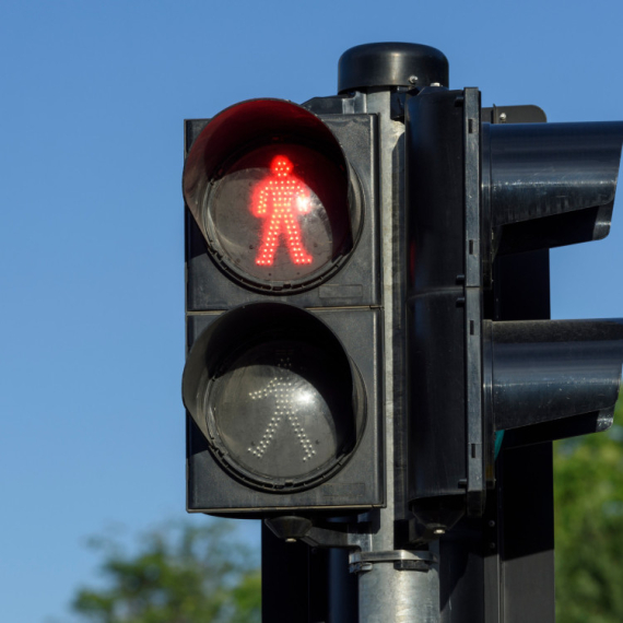 Beograđani zbunjeni novim pametnim semaforima: Ako ne pritisnete JEDNO DUGME, nikada vam se neće upaliti zeleno!
