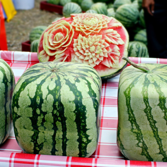 Za kockastu lubenicu je dao 200 EVRA, a kada je probao OSTAO JE U ŠOKU - gledaoci zbunjeni, svi mu postavljaju JEDNO PITANJE!