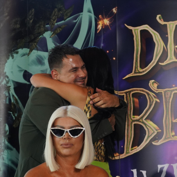 EMOTIVAN SUSRET pred kamerama Prve televizije: Indi je sa OVIM pevačem snimila VELIKI HIT, a sada su se sreli prvi put POSLE 12 GODINA (VIDEO)