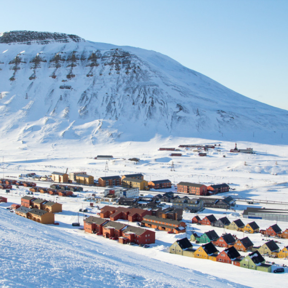 Ovo je grad najbliži SEVERNOM POLU: Ljudi se tu NE RAĐAJU I NE SAHRANJUJU, a evo šta se radi sa njima porođaj...