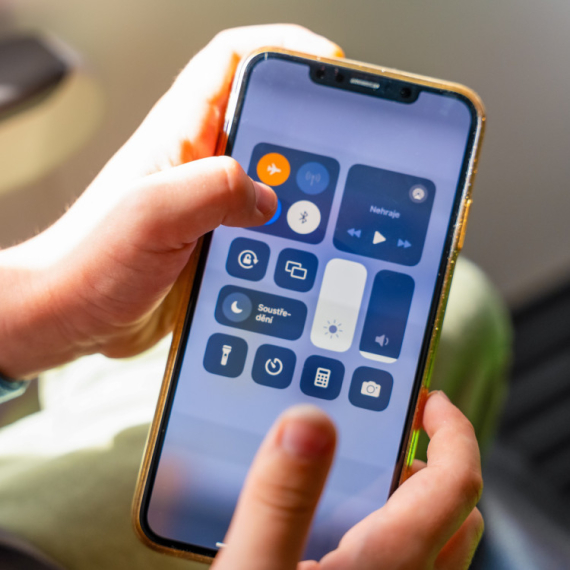 Tri tajne prednosti "avionskog režima" koje možete koristiti i van aviona