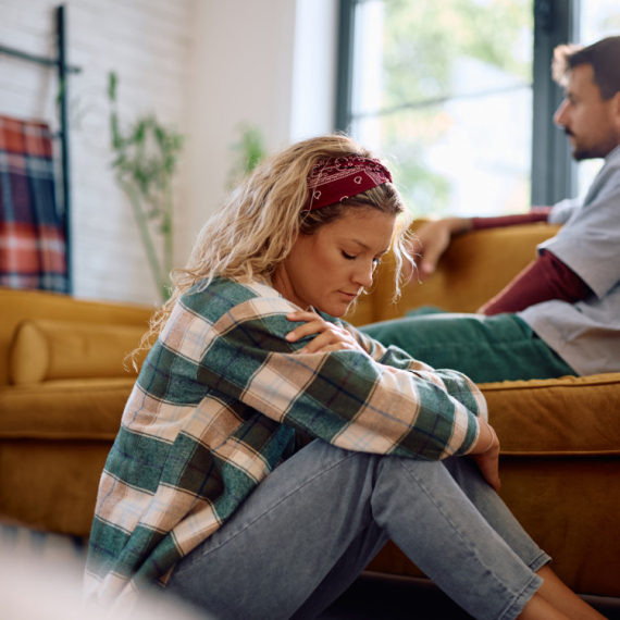 Novi toksični dejting trend! Svi su čuli za GOUSTING, a evo šta donosi BENKSING i kako da ga IZBEGNETE