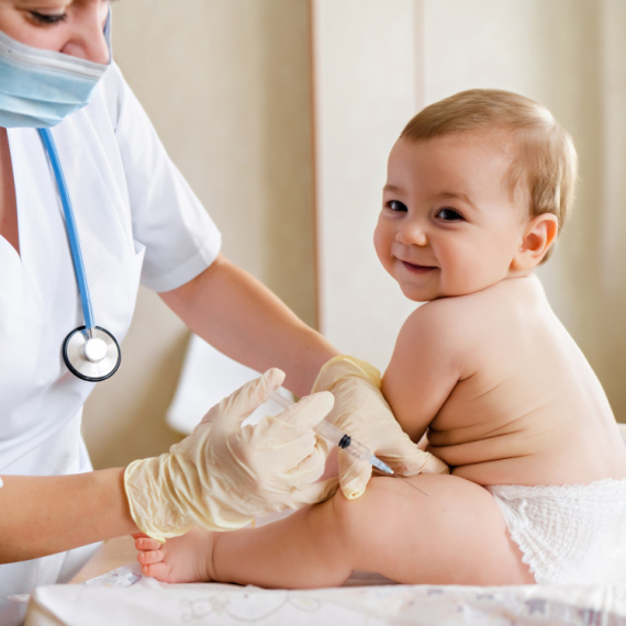 Najbolji doktor ikada! Snimak sa bebom raznežio sve - primila injekciju, a nije pustila ni jednu jedinu suzu!