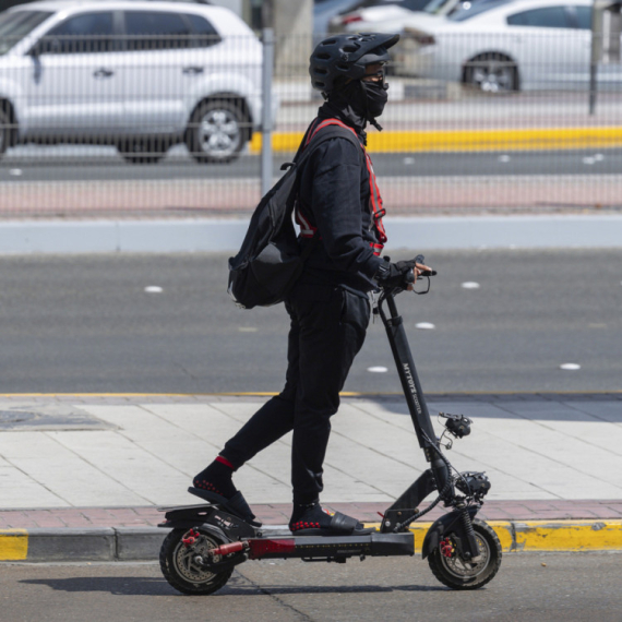 Bizarna nesreća! Udario trotinetom u SEMAFOR, pa ostao ZAGLAVLJEN U NJEMU! (VIDEO)