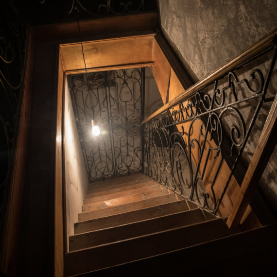 Žena je renovirala podrum, a ono šta je pronašla SKRIVENO IZA ZIDA, ostavilo ju je bez teksta (FOTO)