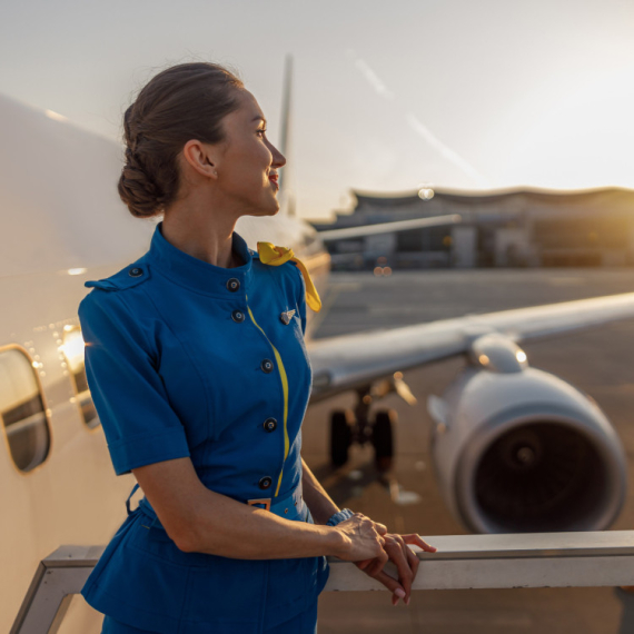 "Otvorili smo vrata i njegovo telo je palo na kolegu" Bivša stjuardesa otkrila ŠOKANTNE stvari koje se dešavaju na letovima