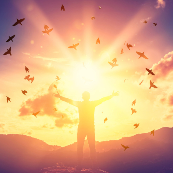 NARODNA VEROVANJA za koja verovatno niste čuli: Šta znači ako vas zasvrbi čelo ili vam zaigra obrva!?