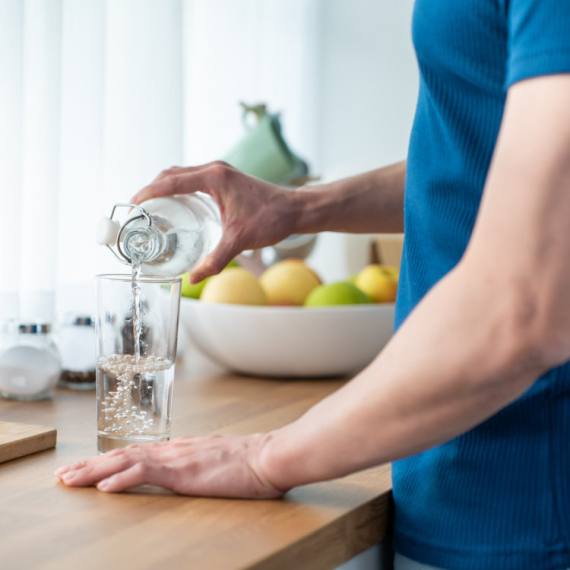 7 dana je živeo isključivo na VODI - evo ŠTA se dogodilo sa njegovim organizmom!