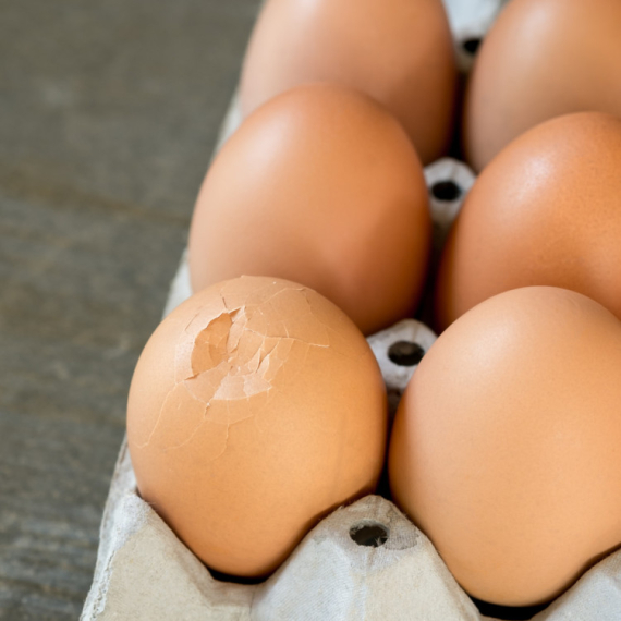 Da li su jaja sa MALOM PUKOTINOM bezbedna za upotrebu? Evo šta kažu stručnjaci
