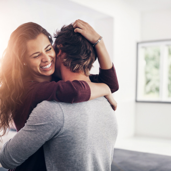 Nije ljubav, a ni strast: Ovo je ono što muškarca čini srećnim u vezi