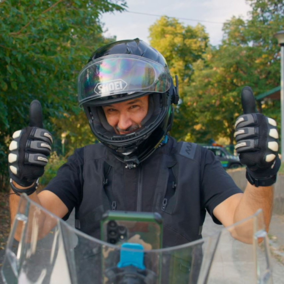 "Moja Prva, MOJA KUĆA": Voditelj Ivan Tešanović na originalan način čestitao 15. ROĐENDAN Prve televizije!