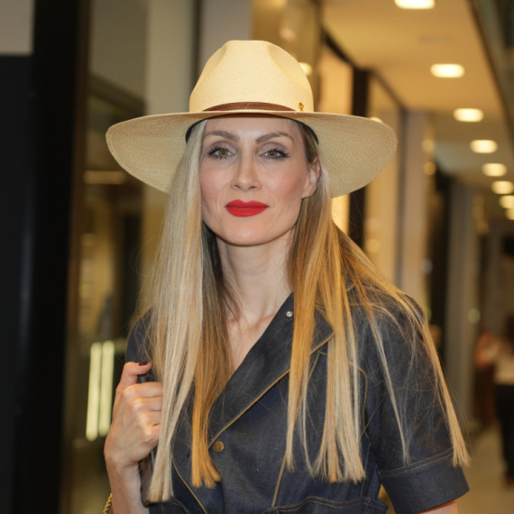 Jelena Gavrilović pred kamerama BEZ TRUNKE ŠMINKE: Pogledajte kako glumica izgleda u prirodnom izdanju!