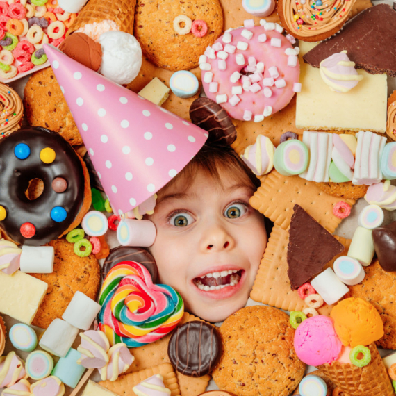 Kako da naučite dete da ne jede previše slatkiša? Dijetetičarka otkriva 4 neobična trika