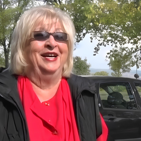 Baka Ljubica gazi DEVETU DECENIJU, a obožava da UPRAVLJA AUTOMOBILOM! Bila je PRVA ŽENA VOZAČ u Aleksandrovcu, a ima i svoj STIL vožnje