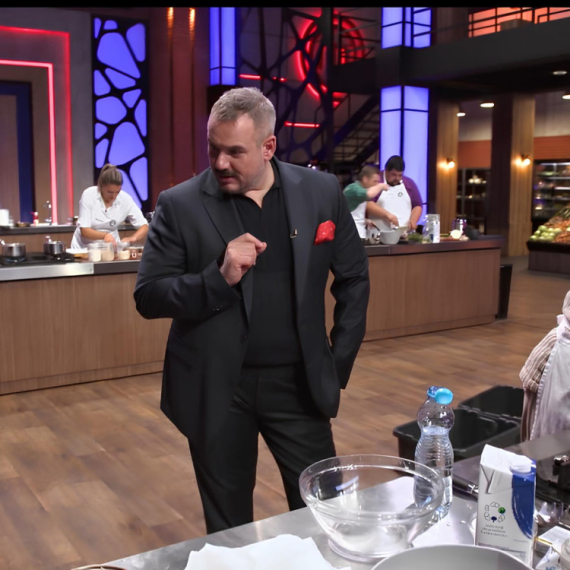 Takmičar probao SIROVE žablje batake: „Moram malo riskirati“