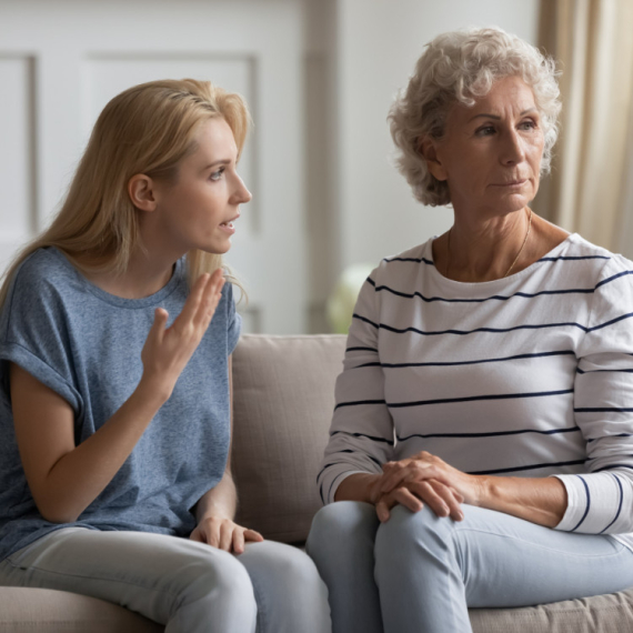 5 fraza koje NIKADA ne bi trebalo da kažete SVEKRVI! Moglo bi da vam se obije o glavu