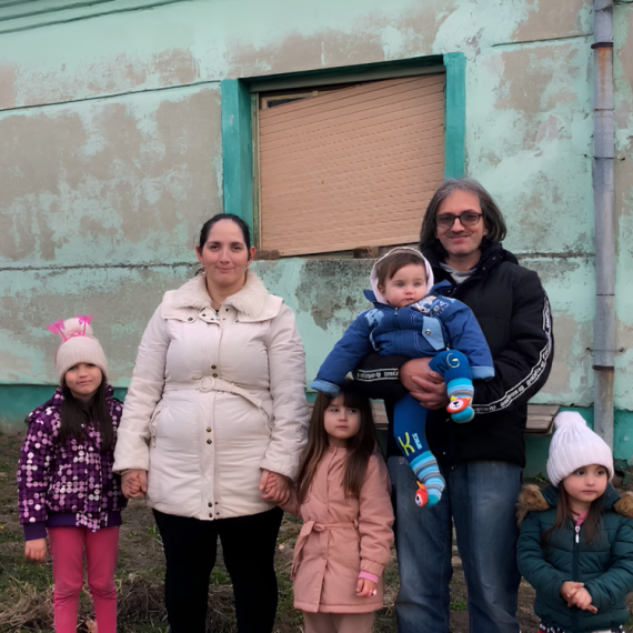 Radna akcija sa Tamarom - Sreda, 8. oktobar - Iako su se majstori namučili, porodica Šokarda je na kraju dobila novu kuću